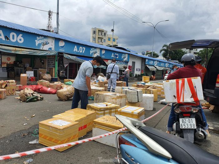 Tuy nhiên, hôm nay do một số địa phương thực hiện kiểm soát phương tiện, tài xế để chống dịch COVID-19 nên xảy ra ùn tắc giao thông trên tuyến quốc lộ 1A. Do đó, hàng hóa về trễ hơn nửa ngày so với bình thường. 