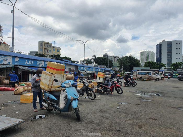 Cũng như anh Bình, nhiều người dân khác tỏ ra mệt mỏi vì vừa phải đội nắng, vừa dầm mưa suốt nhiều tiếng đồng hồ nhưng chưa nhận được hàng hóa.