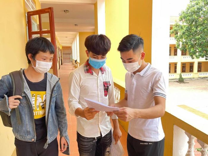 Thí sinh tại điểm thi Trường THPT Cờ Đò. Ảnh: Minh Thái