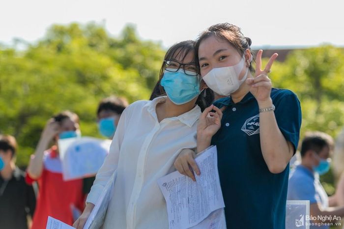 Thí sinh thành phố Vinh thoải mái sau môn thi cuối cùng. Ảnh: Đức Anh