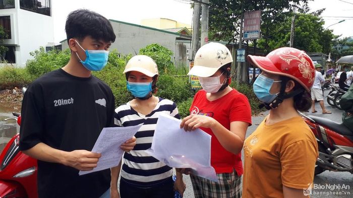 Thí sinh kiểm tra lại bài thi môn tiếng Anh tại điểm thi Trường THPT Con Cuông. Ảnh: Bá Hậu