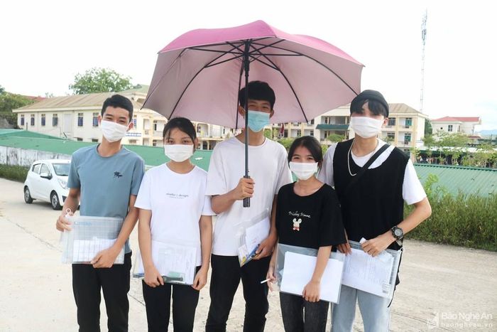 Thí sinh tại điểm thi Trường THPT Đặng Thúc Hứa (Thanh Chương). Ảnh: Huy Thư