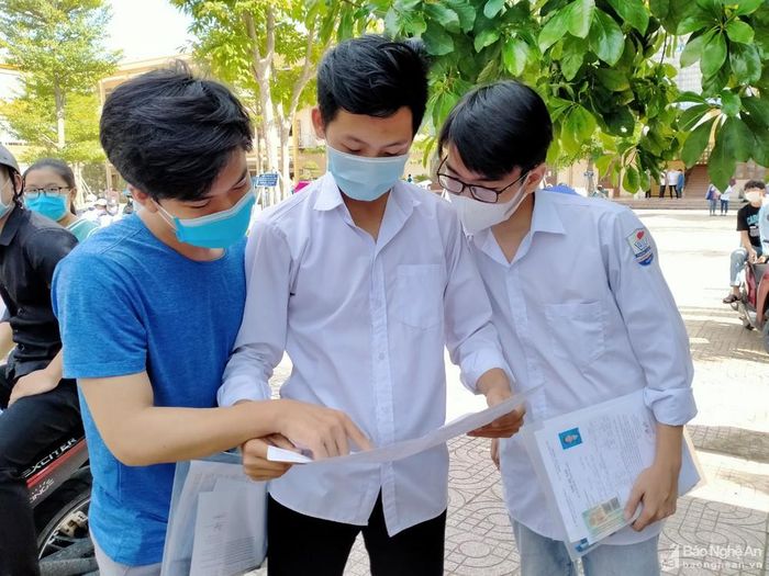 Thí sinh tại điểm thi Trường THPT Quỳnh Lưu 1. Ảnh: Hồng Diện