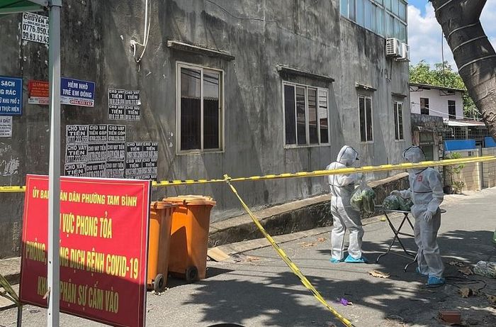 Hỗ trợ vật phẩm tại khu hẻm 129 Tam Châu, phường Tam Bình đang bị phong tỏa.