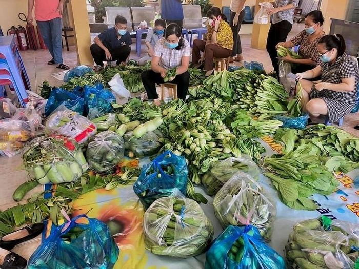 Bếp ăn dã chiến tại trụ sở UBND phường Tam Bình.