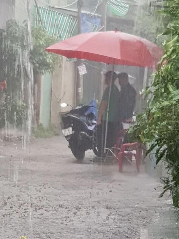 Lực lượng chuyên trách đội mưa bám chốt tại phường Tam Bình.