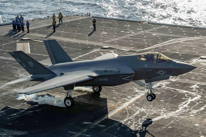 F-35C là phiên bản được thiết kế để triển khai trên các tàu sân bay. Phiên bản này có diện tích cánh lớn hơn và phần đầu cánh có thể gập lại, để phù hợp không gian hạn chế trên tàu sân bay.