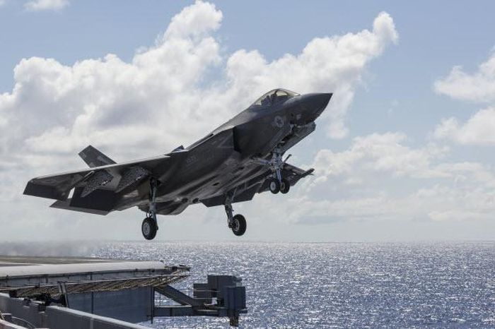 Ngoài ra, bộ phận hạ cánh của F-35C cũng được gia cố để chịu được áp lực khi cất cánh bằng máy phóng. Trong khi đó, khung máy bay cũng được gia cố để phù hợp với việc hạ cánh bằng thiết bị bắt giữ.