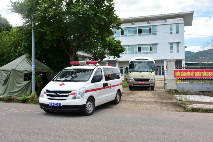 Đoàn xe chở 20 công dân Thừa Thiên - Huế rời khu cách ly tại thị trấn Lao Bảo (huyện Hướng Hóa) về địa phương. Ảnh: Ngọc Minh.