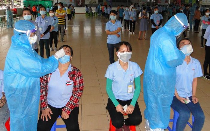 Ngành chức năng lấy mẫu xét nghiệm cho công nhân của Công ty TNHH FREE VIEW INDUSTRIAL (VN) thuộc Khu Công nghiệp Tân Hương vào ngày 9/7.