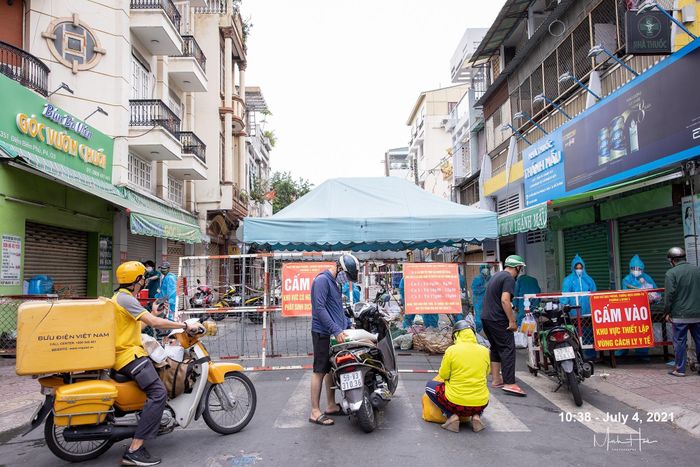Khu vực bị cách ly và nơi tiếp nhận hàng hóa tiếp tế.