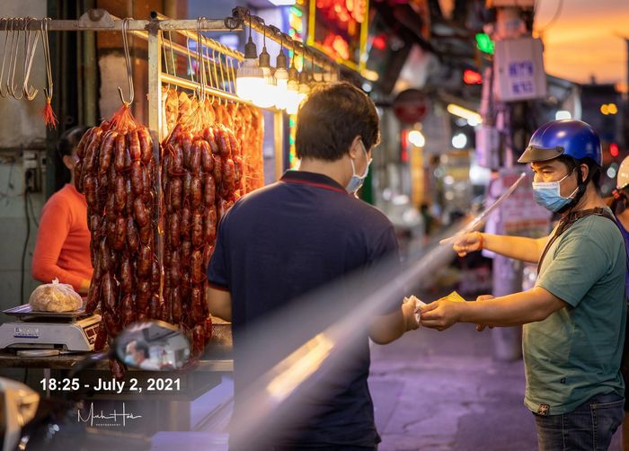 Mua &amp; bán giữa sợi dây ngăn cách, chưa bao Sài Gòn thấy cảnh này.
