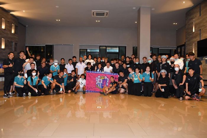 Văn Lâm cùng các đồng đội Cerezo Osaka chia tay nhân viên khách sạn tại Buriram (Thái Lan) trước khi lên đường về nước.Ảnh: Supakit Wisetanuphong