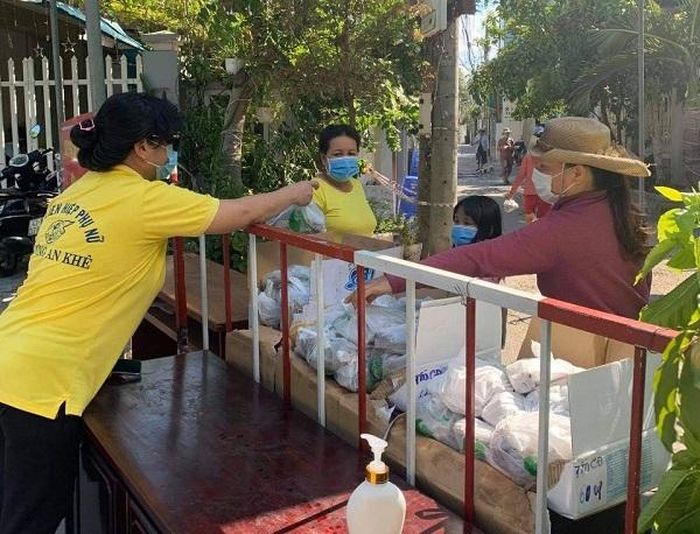 Hội phụ nữ phường An Khê gửi thức ăn vào cho bà con khu cách ly 3 ngày/lần. Ảnh: VGP/Minh Trang