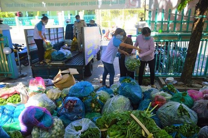 Gần 7 tạ rau củ quả được Hội Liên hiệp Phụ nữ phường Tân Chính chuẩn bị gửi vào khu cách ly. Ảnh: VGP/Minh Trang