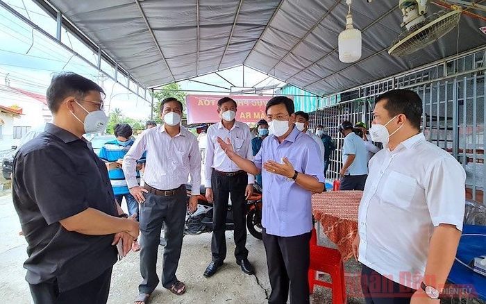  Bí thư Tỉnh ủy Cà Mau kiểm tra công tác phòng dịch tại khu vực tạm thời phong tỏa ở xã An Xuyên, TP Cà Mau.
