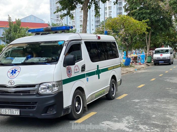 Người Sài Gòn thấy xe cấp cứu chạy nhiều hơn ngoài đường.
