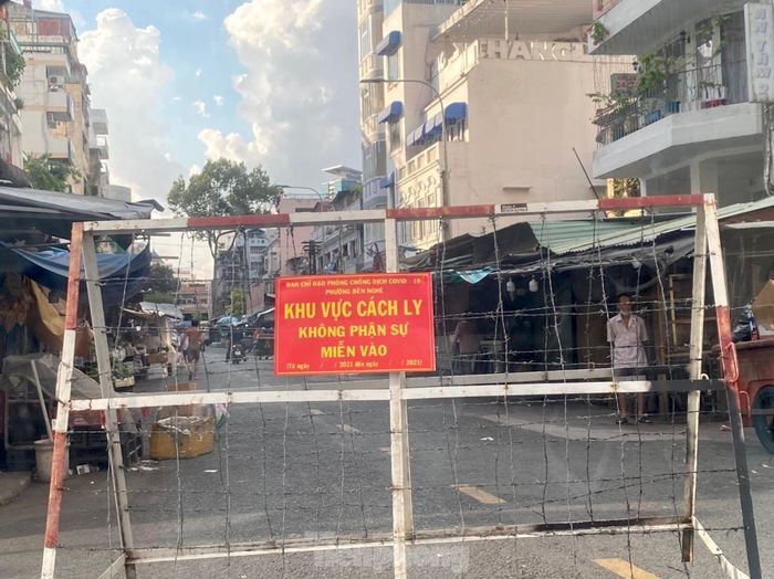 TPHCM đã phải đóng cửa 3 chợ đầu mối: Bình Điền, Hóc Môn, Thủ Đức để phòng chống dịch COVID-19.