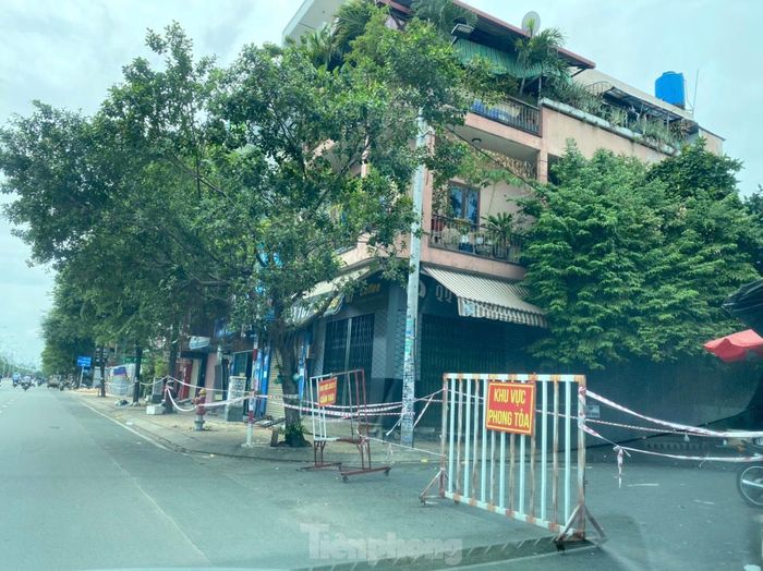 Khắp các nẻo đường, có nhiều điểm phong tỏa.