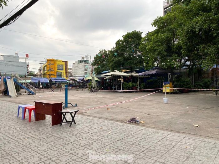 Từ chợ tới khu dân cư, siêu thị, cửa hàng, khu phố... đều bị căng dây.