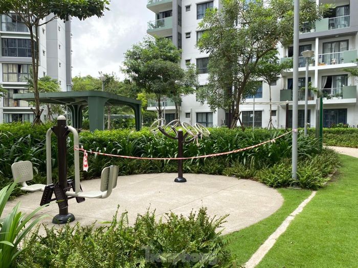 Đến khu tập thể dục của người lớn cũng bị căng dây.