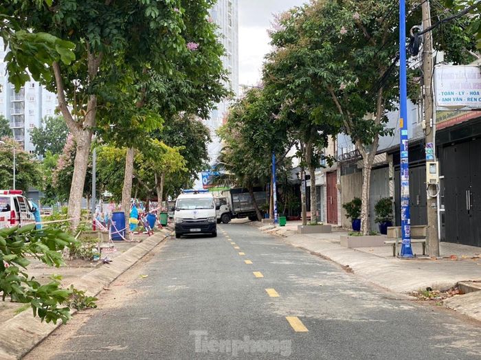 Trong nhiều khu dân cư, cảnh căng dây cũng không hiếm.