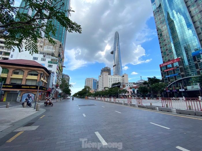 Ở khu vực trung tâm TPHCM, nhiều tuyến đường cũng giăng bảng cấm.