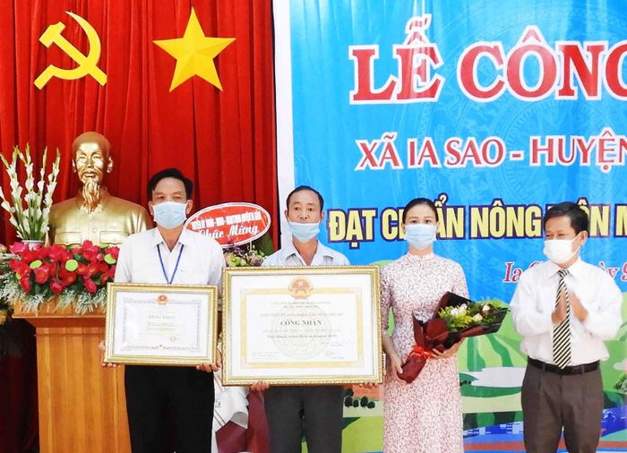 Trao bằng công nhận xã Ia Sao (huyện Ia Grai) đạt chuẩn nông thôn mới. Ảnh: Thanh Nhật