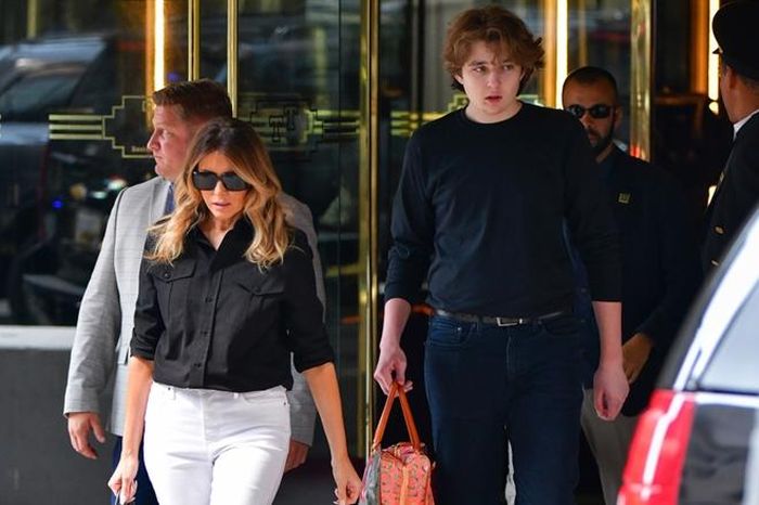 Cậu út nhà Trump cao hơn hẳn người mẹ cao 1m8. Ảnh GC Images.