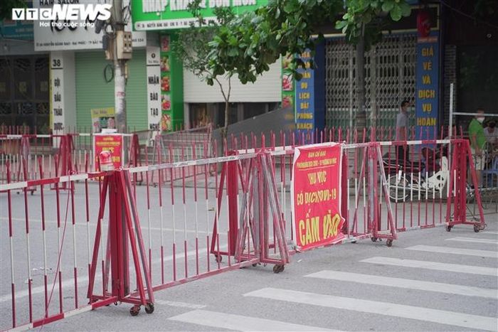 Hai lớp rào chắn và biển báo để ngăn người bên ngoài vào vùng có dịch.
