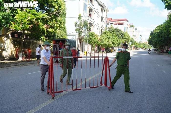 Phía ngã tư đường Nguyễn Đăng Đạo - Văn Miếu (phường Đại Phúc) cũng được lực lượng chức năng lập rào chắn.