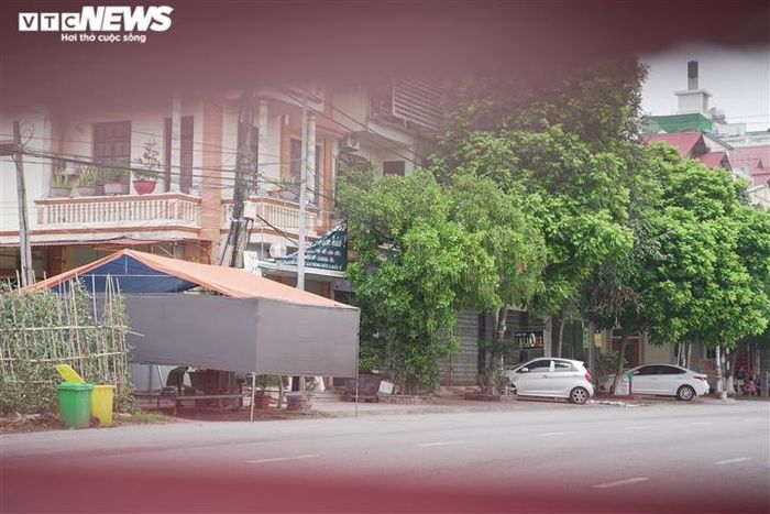 Bên trong khu phố Trần Đăng Đạo bị phong tỏa có khoảng gần 100 hộ dân.