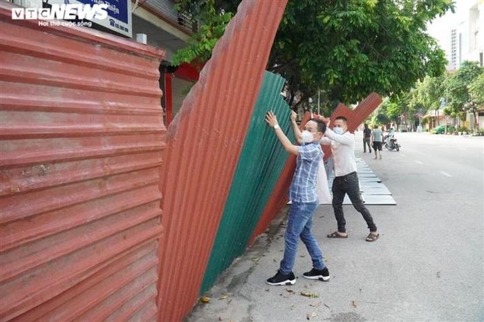 Cùng ngày, lực lượng chức năng và người dân dùng tôn sắt để lập chốt cứng tại khu vực có ổ dịch.