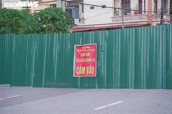 Chốt chặn cứng được quây bằng tôn sắt nhằm kiểm soát, khoanh vùng dập dịch.