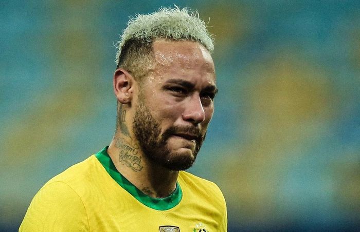 Trong khi đó, Neymar bật khóc khi nhận thất bại ngay trên sân nhà cùng Brazil