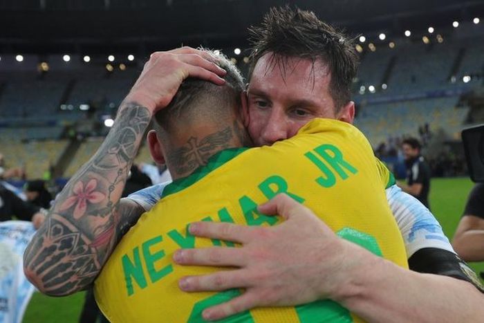 Cái ôm an ủi giữa Messi và Neymar tạo nên một hình ảnh đẹp