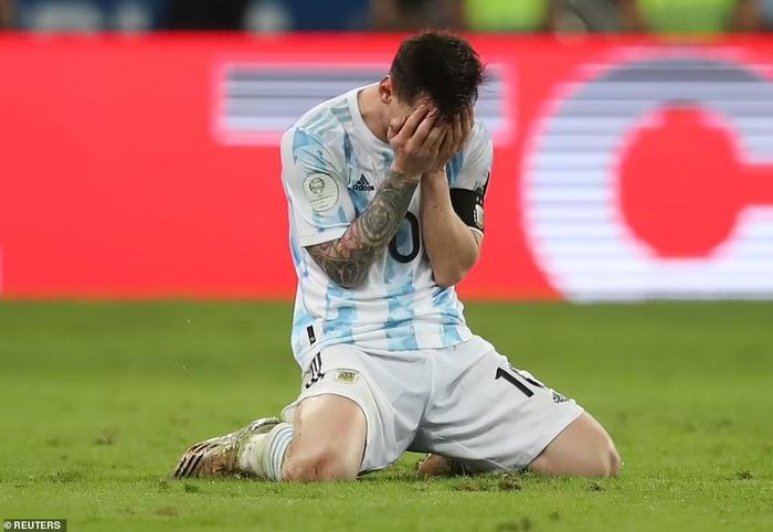 Messi vỡ òa trong sung sướng ở khoảnh khắc trọng tài nổi còi mãn cuộc