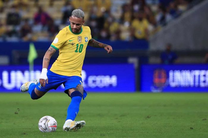 Dù ghi 2 bàn và có 3 kiến tạo từ đầu giải, nhưng ở trận này Neymar lại im tiếng do bị "chăm sóc" rất kỹ