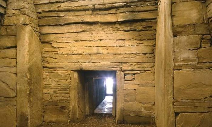 Giống kim tự tháp ở Ai Cập, lăng mộ Maeshowe được xây dựng hoàn toàn bằng những khối đá lớn.