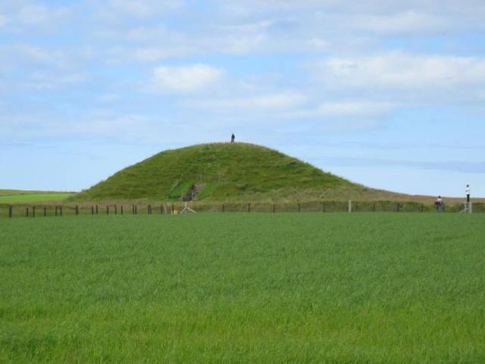 Theo kết quả nghiên cứu của các chuyên gia, lăng mộ Maeshowe được xây dựng cách đây khoảng 5.000 năm. Với niên đại này, kiến trúc của Ireland lâu đời hơn kim tự tháp ở Ai Cập.
