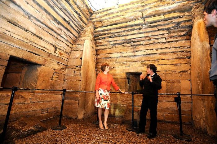 Nhìn từ bên ngoài, lăng mộ Maeshowe gây chú ý khi giống như một gò đất lớn với cỏ mọc phía trên.