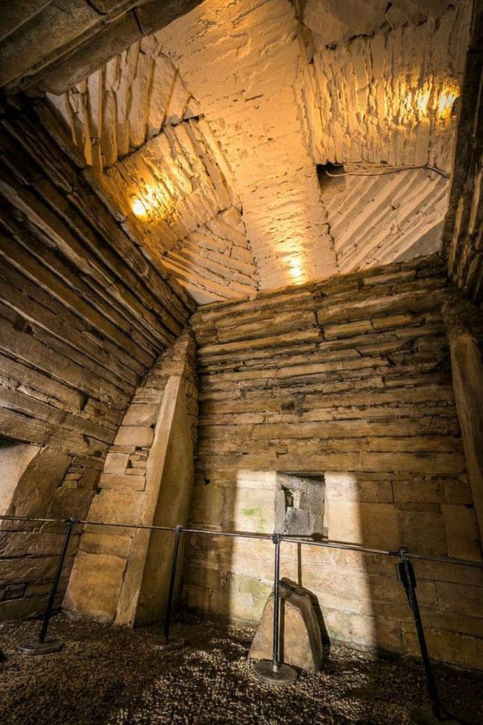 Thế nhưng, khi đi vào bên trong, lăng mộ Maeshowe khiến mọi người bất ngờ bởi không gian rộng lớn và có nhiều đường hầm sâu.