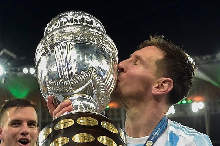 Đội trưởng của ĐT Argentina say sưa với chiếc quả lịch sử