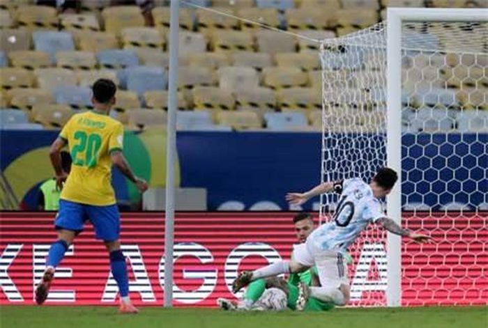 Messi bỏ lỡ cơ hội ngon ăn nâng tỷ số lên 2-0 khi đối mặt Ederson.