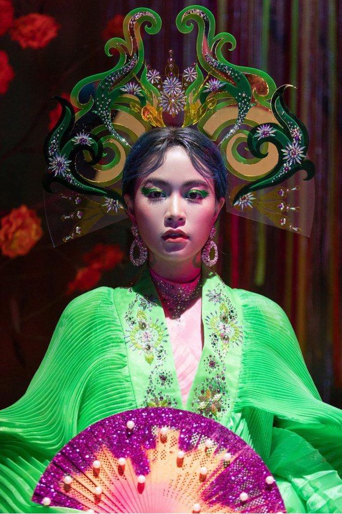 Trong 1 số concept mang đậm nét truyền thống, Hoàng Thùy Linh lại thổi nét đương đại, cá tính vào qua phong cách trang điểm. Cô không trang điểm đậm như các diễn viên tuồng mà chỉ tập trung vào các vẽ eyeliner bằng màu lạ mắt.