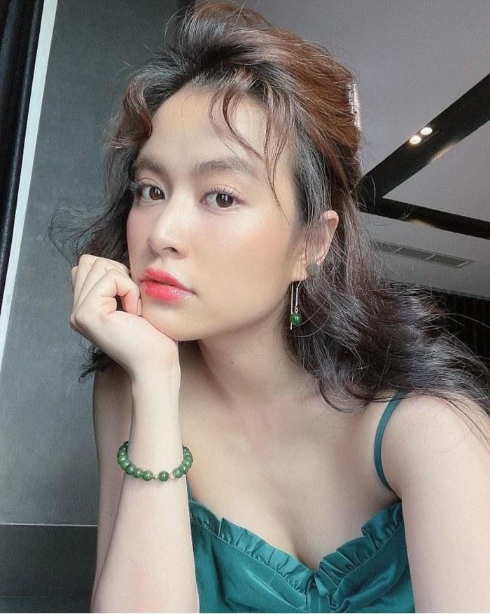 Dễ thấy, nữ ca sĩ chỉ trang điểm sương sương với chuốt mascara, tôi môi màu son xí muội và hơi bóng, làm tóc uốn xoăn một chút nghịch ngợm mà trông khác lạ thật sự.