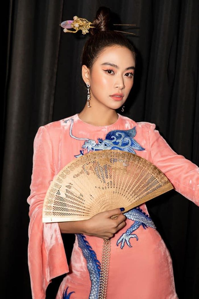 Khi lên sân khấu, cô vẫn áp dụng phương pháp trang điểm vừa phải. Có thêm hiệu ứng sân khấu nên cô kẻ thêm eyeliner kéo dài đuôi mắt.