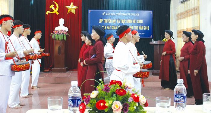 Hàng nghìn thành viên các CLB Hát Xoan và Dân ca Phú Thọ được truyền dạy và thực hành Hát Xoan. 