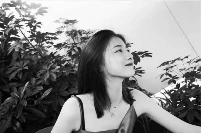  Sina nhận xét Quả Táo Nhỏ thừa hưởng nét đẹp và khí chất sắc lạnh của mẹ - người mẫu Cát Hội Tiệp. Con gái sinh năm 2005 của Uông Phong được nhận xét trưởng thành hơn so với bạn bè đồng trang lứa. 