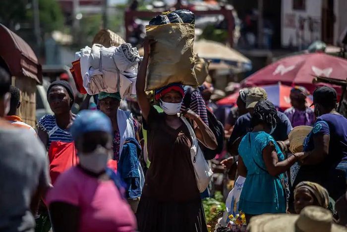  Trước đại dịch, Haiti vốn đã vật lộn với tình trạng bất ổn vì đói nghèo và các băng đảng xã hội đen. Ảnh: AP. 